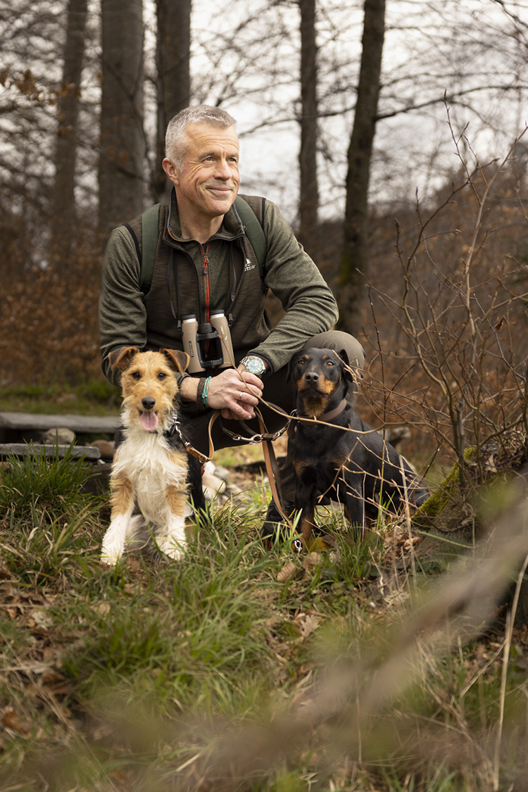 Lorenz Hess mit Hunden im Wald